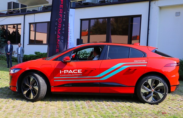 Pārdaugavas viesnīca «Radisson Blu Daugava Hotel» ar jauno pilnīgi elektrisko «Jaguar I-PACE» prezentē tiiko atklāto auto uzlādes staciju 228644