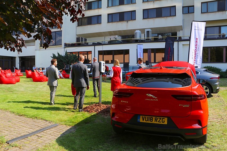 Pārdaugavas viesnīca «Radisson Blu Daugava Hotel» ar jauno pilnīgi elektrisko «Jaguar I-PACE» prezentē tiiko atklāto auto uzlādes staciju 228666