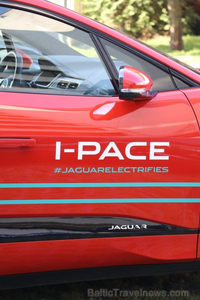 Pārdaugavas viesnīca «Radisson Blu Daugava Hotel» ar jauno pilnīgi elektrisko «Jaguar I-PACE» prezentē tiiko atklāto auto uzlādes staciju 228675