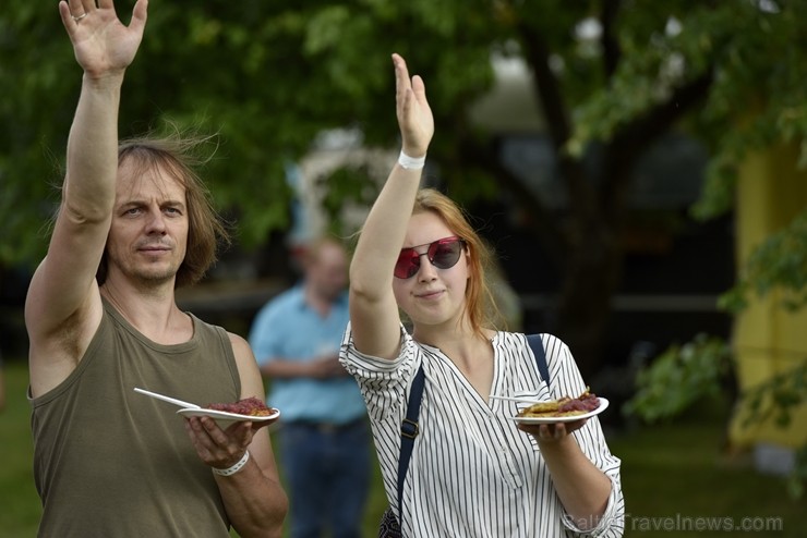 Plaši apmeklētajā Zaubes savvaļas kulinārajā festivālā bija meklējamas teju visas Latvijas garšas 228876
