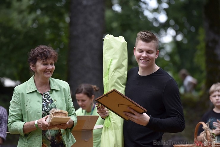 Plaši apmeklētajā Zaubes savvaļas kulinārajā festivālā bija meklējamas teju visas Latvijas garšas 228935