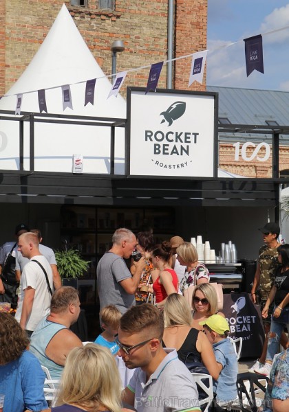 Rīdzinieki un galvaspilsētas viesi 18.08.2018 Spīķeros ar lielu baudu apmeklēja «Rīgas svētku restorāns» pasākumu. Restorāns «Rocket Bean Roastery» 231115