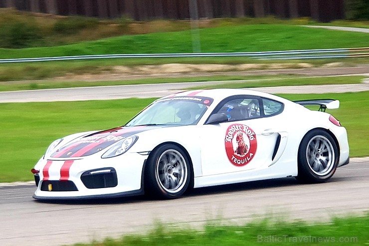 Travelnews.lv 5.09.2018 dodas sacīkšu trasē 333 ar īstu sporta vāģi «Porsche Cayman GT4». Atbalsta: Amber Beverage Group 232754