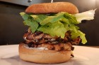 Travelnews.lv apmeklē Rīgas burgernīcu «Street Burger» Blaumaņa ielā 1