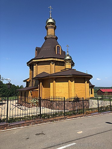 Toties Krasnij bor ciematā vietējais oligars uzbūvējis gan jaunu baznīcu, gan sakopis vietējos kapus un aiz augsta žoga izbūvējis atpūtas kompleksu 233800