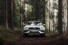 Jaunais Volvo V60 Cross Country ļauj zviedru ģimenes universālim doties bezceļos 10