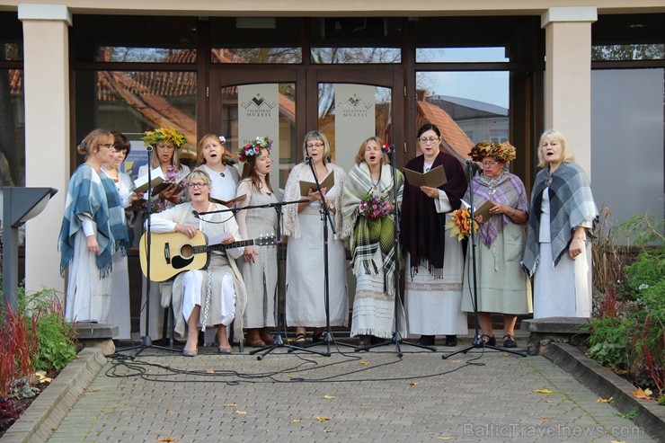 Katra oktobra otrajā sestdienā Valmieras rātslaukumā pilsētas viesi tiek aicināti uz pamatīgu andeli tradicionālajā Simjūda gadatirgū, kas vēsturiski  235170
