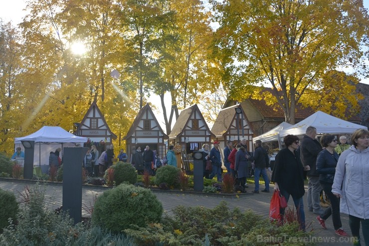 Katra oktobra otrajā sestdienā Valmieras rātslaukumā pilsētas viesi tiek aicināti uz pamatīgu andeli tradicionālajā Simjūda gadatirgū, kas vēsturiski  235176