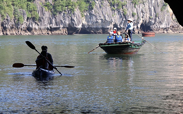 Travelnews.lv ar vjetnamiešu laivu Halongas līcī apciemo savvaļas pērtiķus. Sadarbībā ar 365 brīvdienas un Turkish Airlines 235770