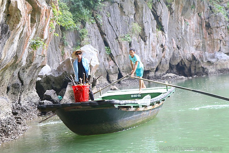 Travelnews.lv ar vjetnamiešu laivu Halongas līcī apciemo savvaļas pērtiķus. Sadarbībā ar 365 brīvdienas un Turkish Airlines 235771