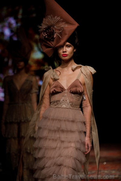 «Amoralle» kaislīgi un sievišķīgi demonstrē jauno kolekciju «Riga Fashion Week» modes skatē 236415