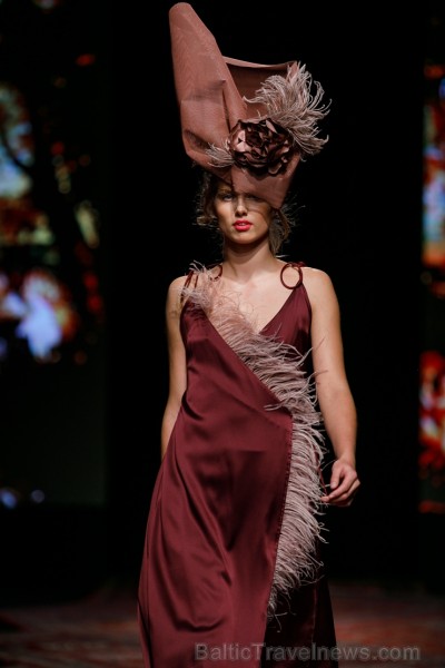 «Amoralle» kaislīgi un sievišķīgi demonstrē jauno kolekciju «Riga Fashion Week» modes skatē 236427