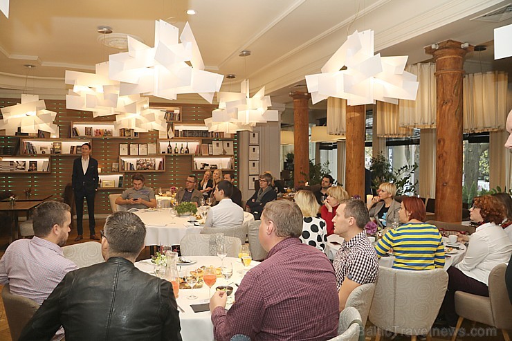 Brīnišķīgā Rīgas restorāna «Bibliotēka Nr.1» brokastu atmosfērā prezentē jauno «Lexus ES» 237063