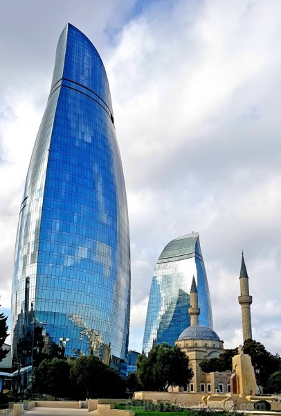 Debesskrāpju komplekss «Liesmas torņi» ir kļuvuši par Baku simbolu. Sadarbībā ar Latvijas vēstniecību Azerbaidžānā un tūrisma firmu «RANTUR Travel Age 237255
