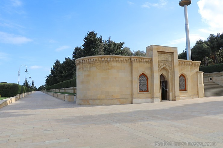 Debesskrāpju komplekss «Liesmas torņi» ir kļuvuši par Baku simbolu. Sadarbībā ar Latvijas vēstniecību Azerbaidžānā un tūrisma firmu «RANTUR Travel Age 237263