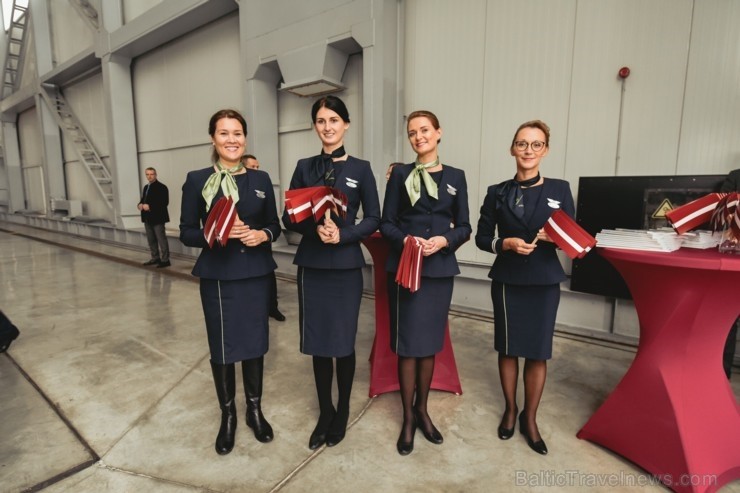 Latvijas lidsabiedrība airBaltic pasniedza unikālu dāvanu Latvijai simtgadē – lidmašīnu ar īpašo krāsojumu. airBaltic Airbus A220-300 lidmašīnu ar reģ 237746