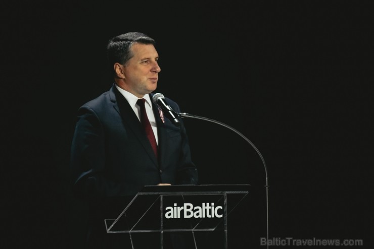 Latvijas lidsabiedrība airBaltic pasniedza unikālu dāvanu Latvijai simtgadē – lidmašīnu ar īpašo krāsojumu. airBaltic Airbus A220-300 lidmašīnu ar reģ 237753