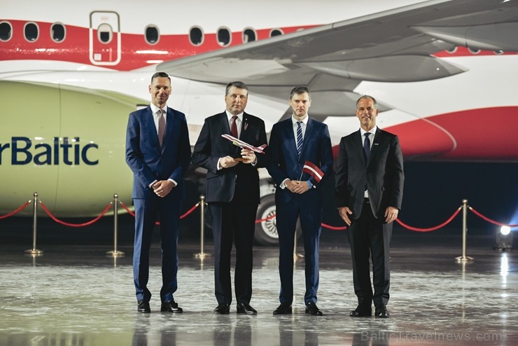 Latvijas lidsabiedrība airBaltic pasniedza unikālu dāvanu Latvijai simtgadē – lidmašīnu ar īpašo krāsojumu. airBaltic Airbus A220-300 lidmašīnu ar reģ 237758