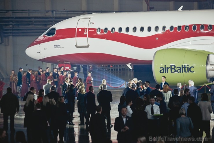 Latvijas lidsabiedrība airBaltic pasniedza unikālu dāvanu Latvijai simtgadē – lidmašīnu ar īpašo krāsojumu. airBaltic Airbus A220-300 lidmašīnu ar reģ 237765