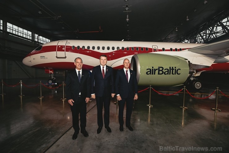 Latvijas lidsabiedrība airBaltic pasniedza unikālu dāvanu Latvijai simtgadē – lidmašīnu ar īpašo krāsojumu. airBaltic Airbus A220-300 lidmašīnu ar reģ 237766