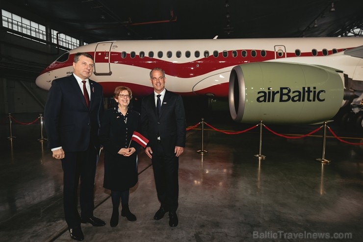 Latvijas lidsabiedrība airBaltic pasniedza unikālu dāvanu Latvijai simtgadē – lidmašīnu ar īpašo krāsojumu. airBaltic Airbus A220-300 lidmašīnu ar reģ 237767