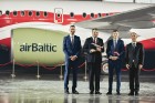 Latvijas lidsabiedrība airBaltic pasniedza unikālu dāvanu Latvijai simtgadē – lidmašīnu ar īpašo krāsojumu. airBaltic Airbus A220-300 lidmašīnu ar reģ 15