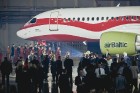 Latvijas lidsabiedrība airBaltic pasniedza unikālu dāvanu Latvijai simtgadē – lidmašīnu ar īpašo krāsojumu. airBaltic Airbus A220-300 lidmašīnu ar reģ 20