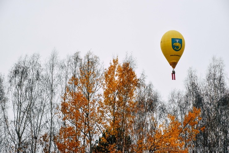 Paceļot Latvijas karogu virs Lietuvas, kūrortpilsēta Birštonas sveic Latviju simtgadē. Birštonas pašvaldības vadītāja Nijole Dirginčiene sveic visus l 238377