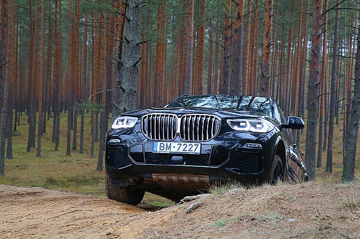 Travelnews.lv izmēģina jauno «BMW X5» meža smilšu ceļos 238599