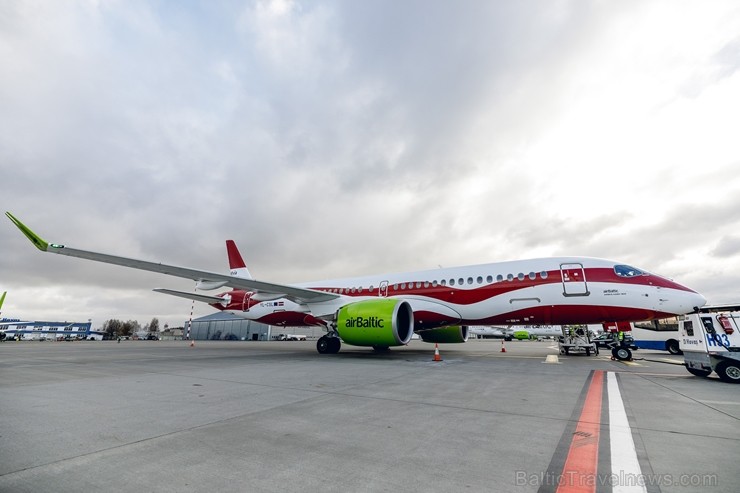 Latvijas nacionālā lidsabiedrība «airBaltic» 18. novembrī pirmo reizi piedalījās svinīgajā parādē ar «Airbus A220-300» lidmašīnu, kuru rotā sarkanbalt 238705