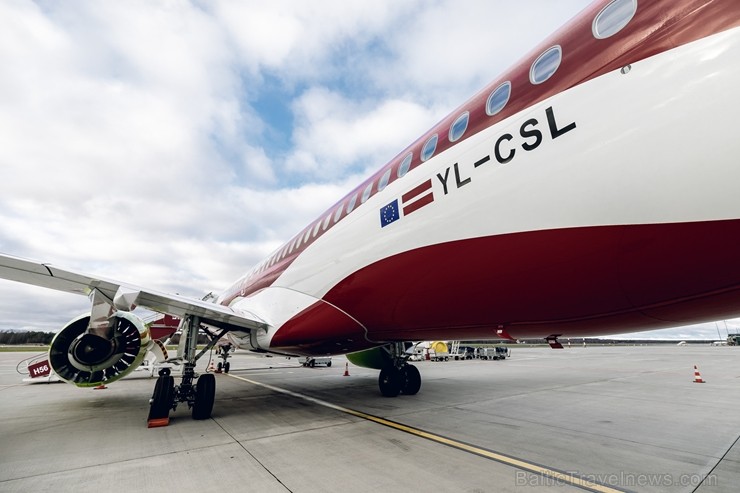 Latvijas nacionālā lidsabiedrība «airBaltic» 18. novembrī pirmo reizi piedalījās svinīgajā parādē ar «Airbus A220-300» lidmašīnu, kuru rotā sarkanbalt 238709