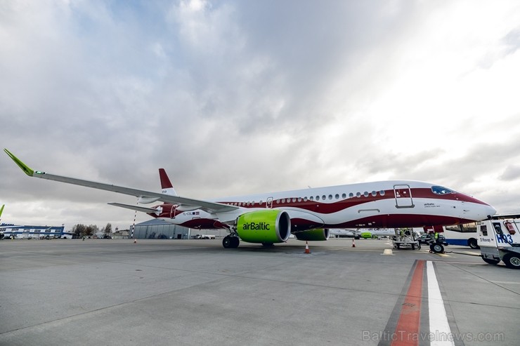 Latvijas nacionālā lidsabiedrība «airBaltic» 18. novembrī pirmo reizi piedalījās svinīgajā parādē ar «Airbus A220-300» lidmašīnu, kuru rotā sarkanbalt 238712