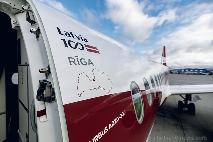 Latvijas nacionālā lidsabiedrība «airBaltic» 18. novembrī pirmo reizi piedalījās svinīgajā parādē ar «Airbus A220-300» lidmašīnu, kuru rotā sarkanbalt 238715