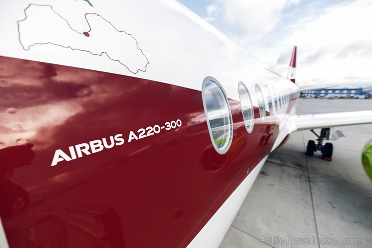 Latvijas nacionālā lidsabiedrība «airBaltic» 18. novembrī pirmo reizi piedalījās svinīgajā parādē ar «Airbus A220-300» lidmašīnu, kuru rotā sarkanbalt 238716