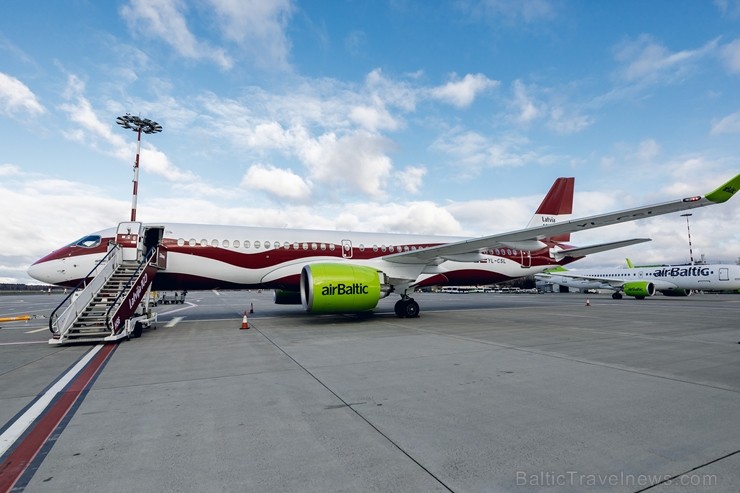 Latvijas nacionālā lidsabiedrība «airBaltic» 18. novembrī pirmo reizi piedalījās svinīgajā parādē ar «Airbus A220-300» lidmašīnu, kuru rotā sarkanbalt 238718