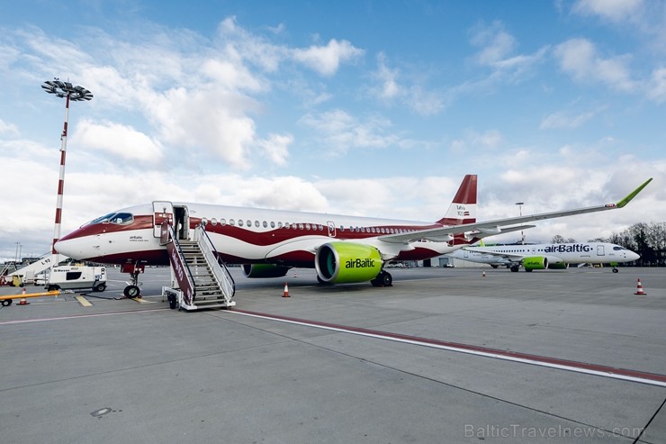 Latvijas nacionālā lidsabiedrība «airBaltic» 18. novembrī pirmo reizi piedalījās svinīgajā parādē ar «Airbus A220-300» lidmašīnu, kuru rotā sarkanbalt 238719