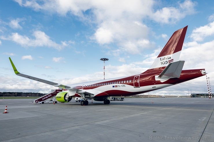 Latvijas nacionālā lidsabiedrība «airBaltic» 18. novembrī pirmo reizi piedalījās svinīgajā parādē ar «Airbus A220-300» lidmašīnu, kuru rotā sarkanbalt 238720