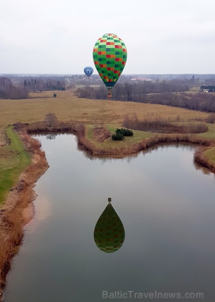 Gaisa balonu piloti Salaspils pusē krāšņi svin cilvēka pirmo sekmīgo lidojumu 239205