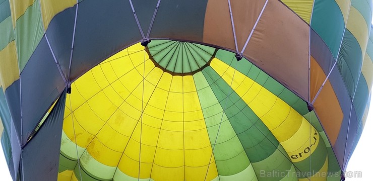 Gaisa balonu piloti Salaspils pusē krāšņi svin cilvēka pirmo sekmīgo lidojumu 239208