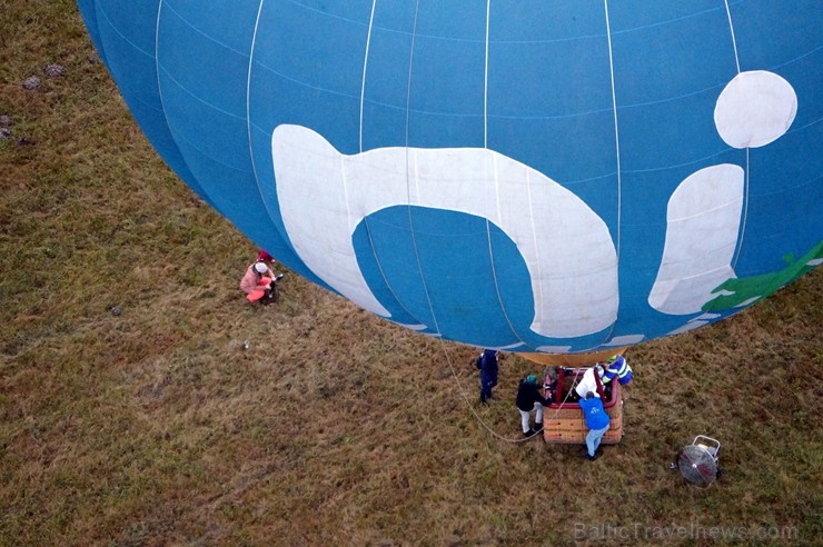 Gaisa balonu piloti Salaspils pusē krāšņi svin cilvēka pirmo sekmīgo lidojumu 239211