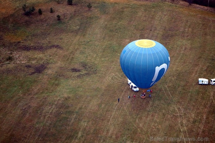 Gaisa balonu piloti Salaspils pusē krāšņi svin cilvēka pirmo sekmīgo lidojumu 239212