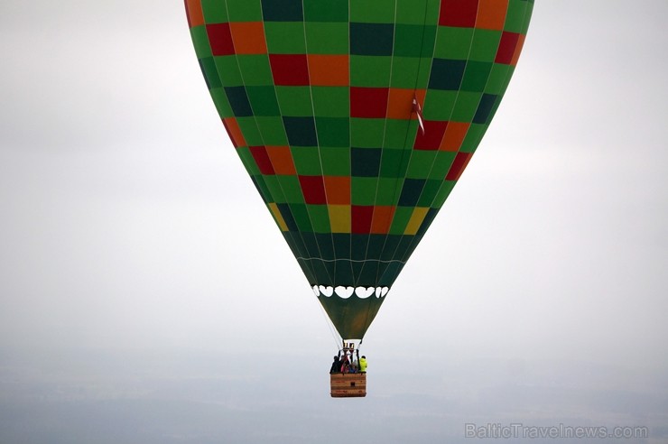 Gaisa balonu piloti Salaspils pusē krāšņi svin cilvēka pirmo sekmīgo lidojumu 239213