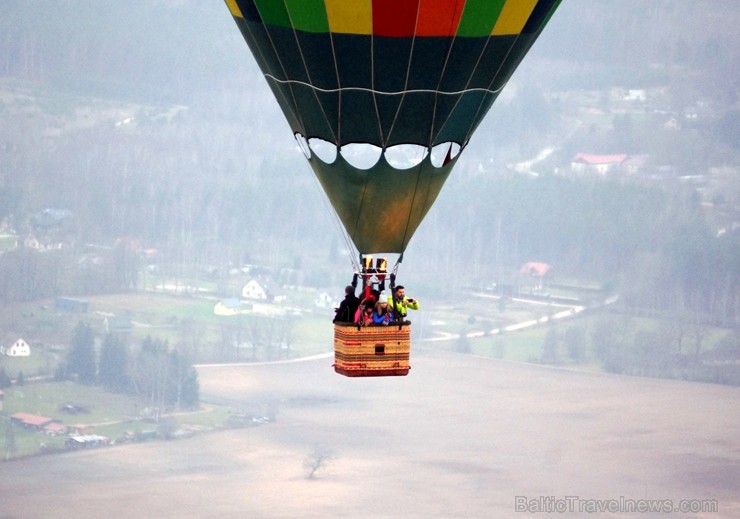 Gaisa balonu piloti Salaspils pusē krāšņi svin cilvēka pirmo sekmīgo lidojumu 239214