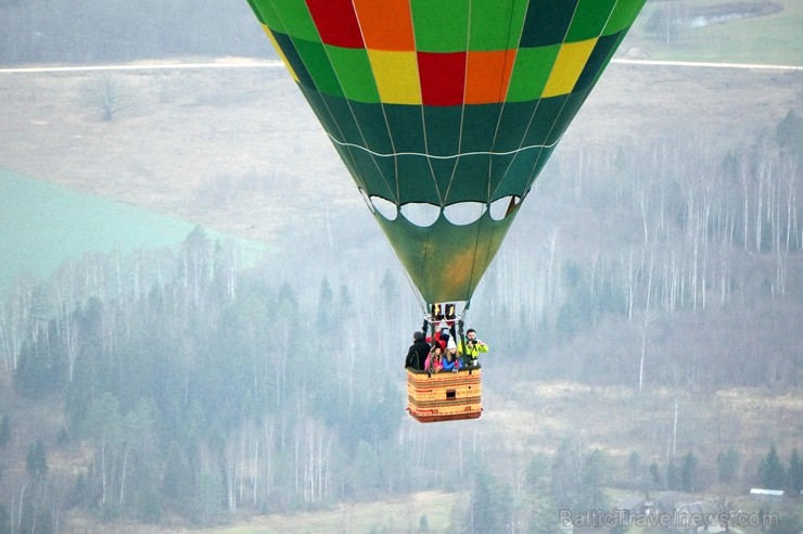 Gaisa balonu piloti Salaspils pusē krāšņi svin cilvēka pirmo sekmīgo lidojumu 239215