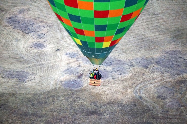 Gaisa balonu piloti Salaspils pusē krāšņi svin cilvēka pirmo sekmīgo lidojumu 239218