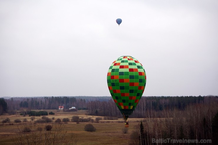 Gaisa balonu piloti Salaspils pusē krāšņi svin cilvēka pirmo sekmīgo lidojumu 239220
