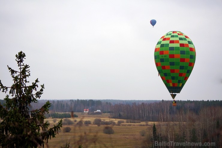 Gaisa balonu piloti Salaspils pusē krāšņi svin cilvēka pirmo sekmīgo lidojumu 239221