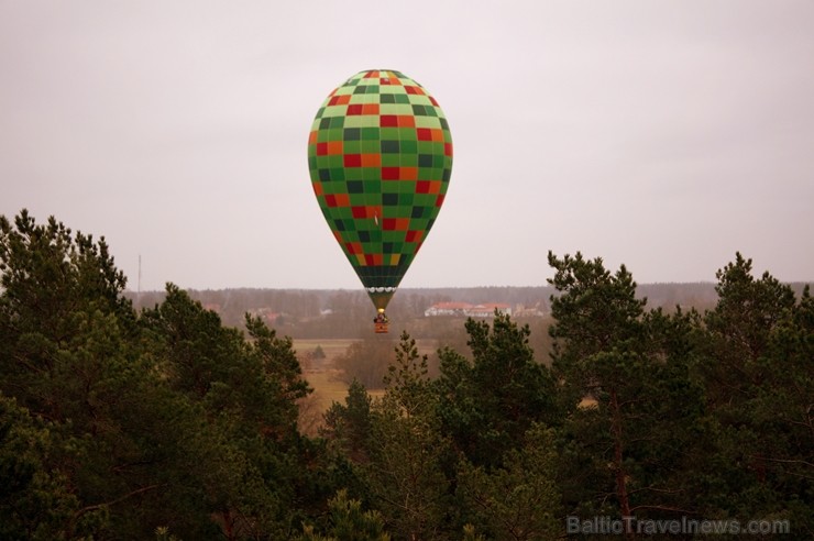Gaisa balonu piloti Salaspils pusē krāšņi svin cilvēka pirmo sekmīgo lidojumu 239227
