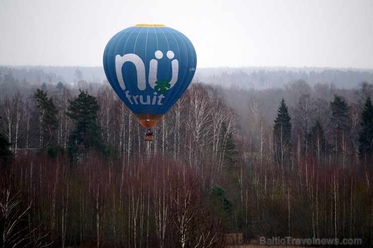 Gaisa balonu piloti Salaspils pusē krāšņi svin cilvēka pirmo sekmīgo lidojumu 239228