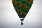 Gaisa balonu piloti Salaspils pusē krāšņi svin cilvēka pirmo sekmīgo lidojumu 10